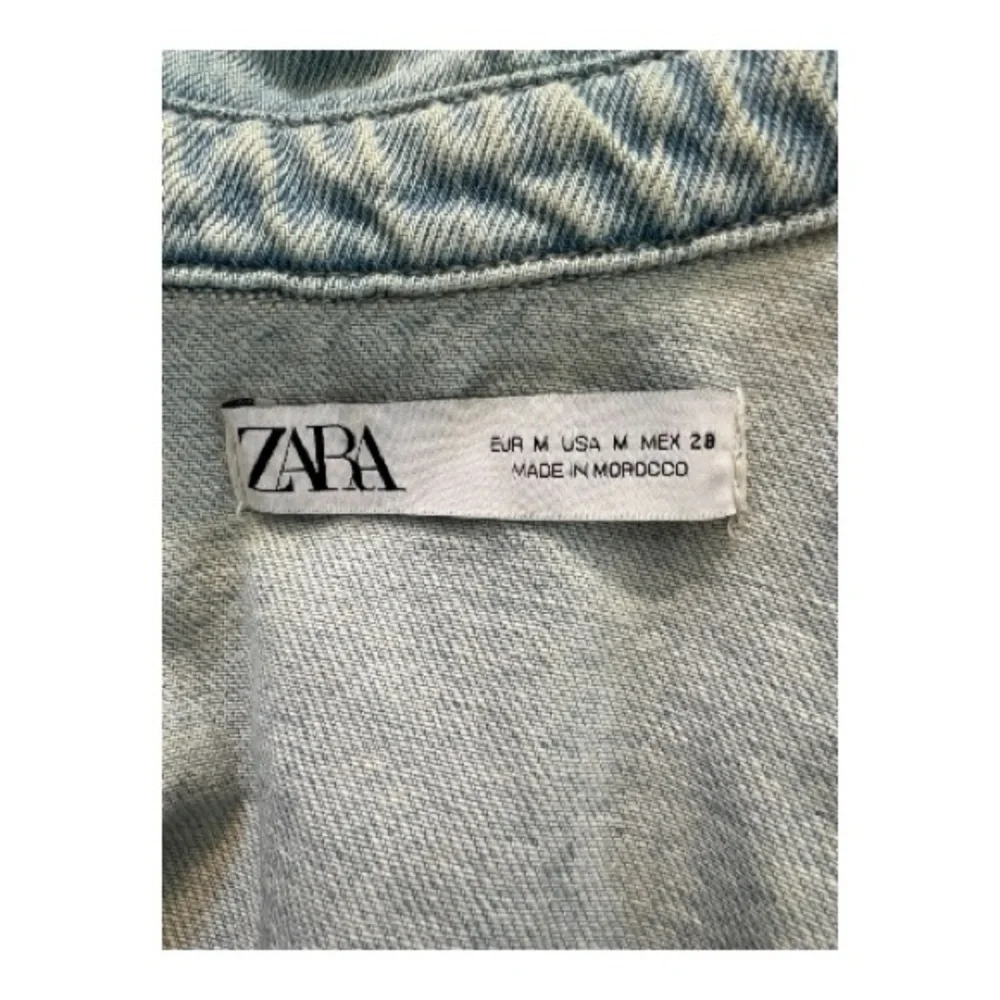 💙 EUC ZARA Light Wash Distressed Denim Jacket | Sz M - Picture 9 of 11